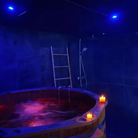 Premium Polaire, Jacuzzi & Cinema Apartment *